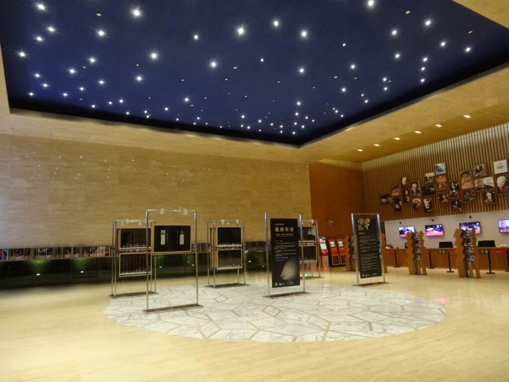 ロビー中央で展示されている名マエストロたちのタクト。