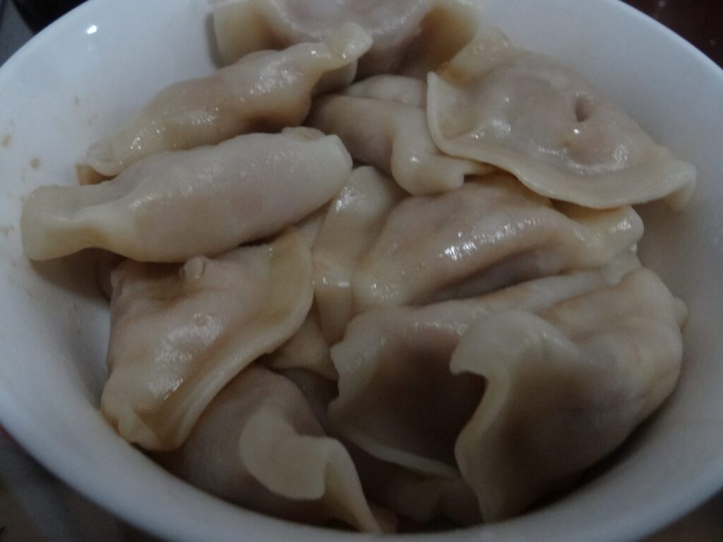 家で茹でた水餃子（餡は豚肉と韮）