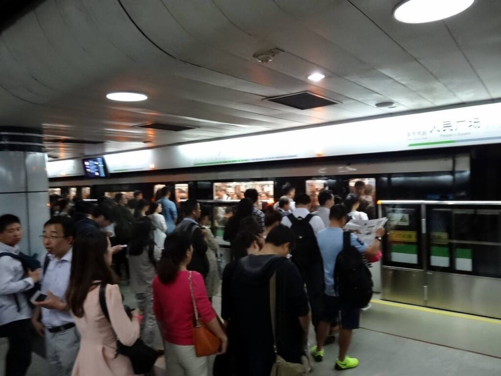 朝の人民広場駅の2号線のホーム