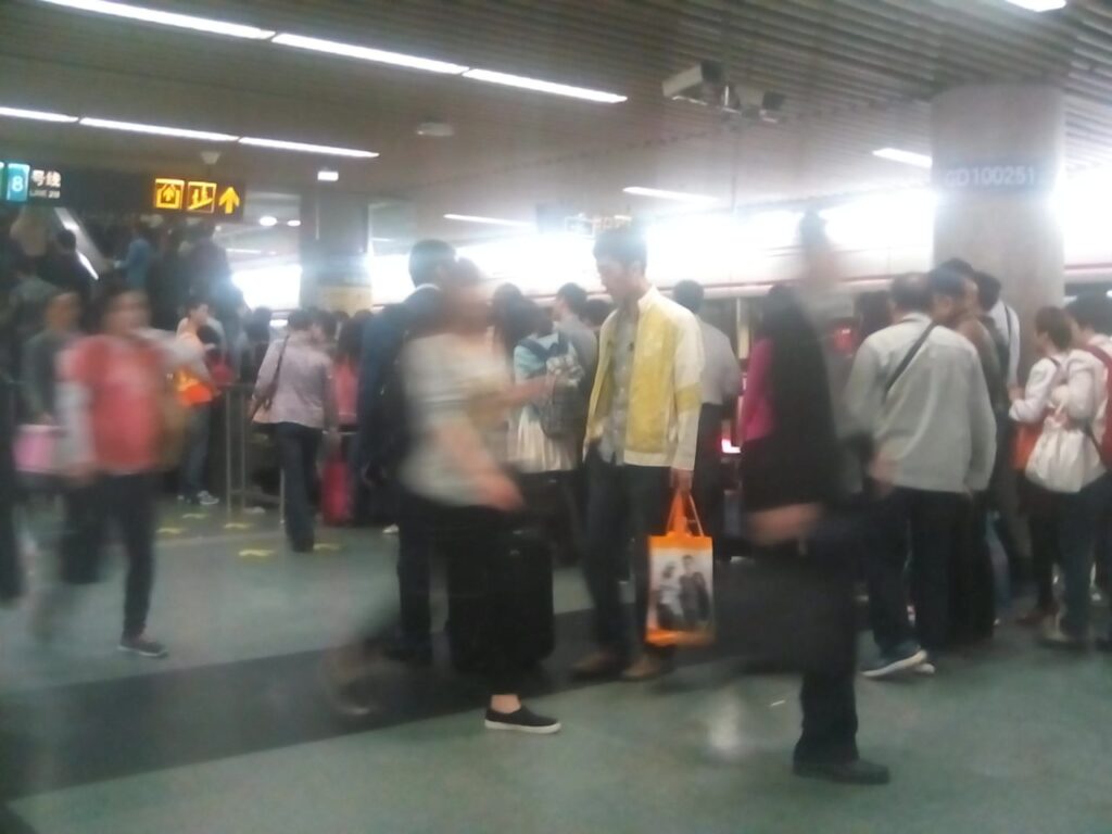 上海の地下鉄駅のラッシュ風景