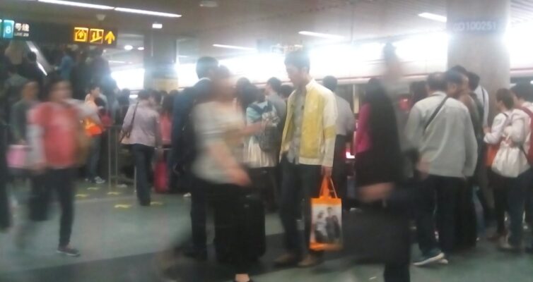 上海の地下鉄駅のラッシュ風景