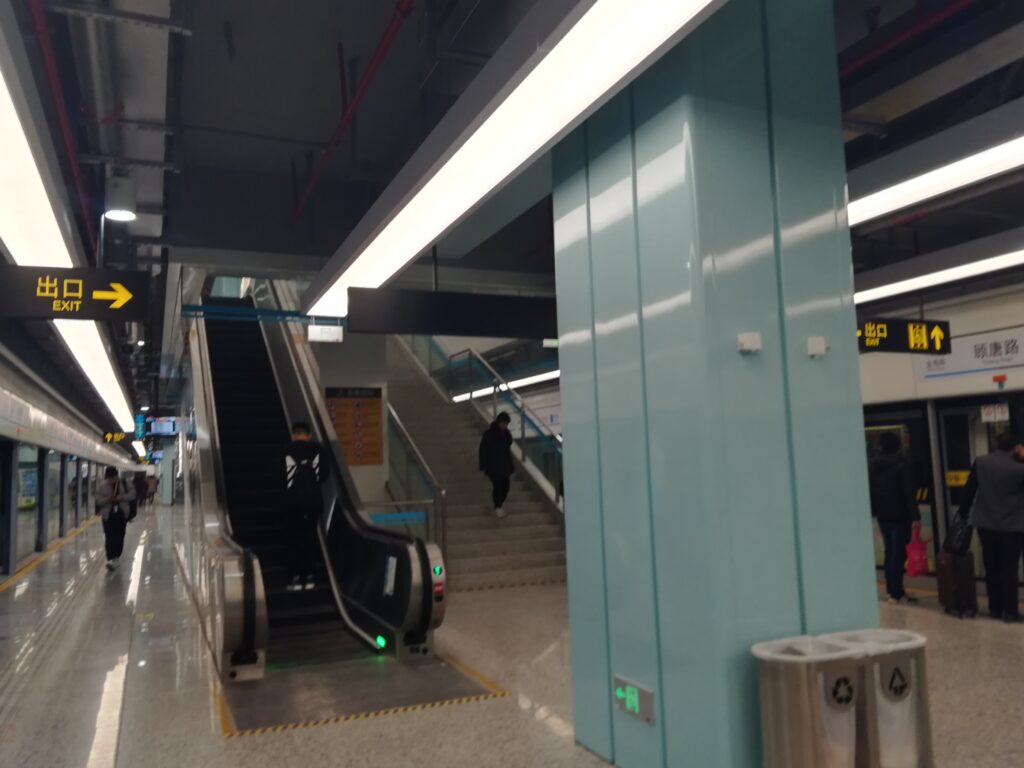 地下鉄駅構内とゴミ箱