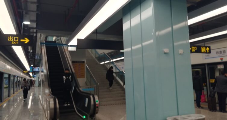 地下鉄駅構内とゴミ箱