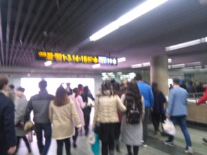 混雑する人民広場駅