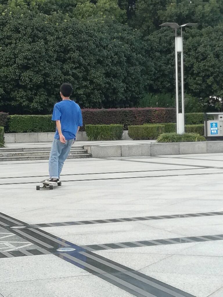 スケボーに興じる若者