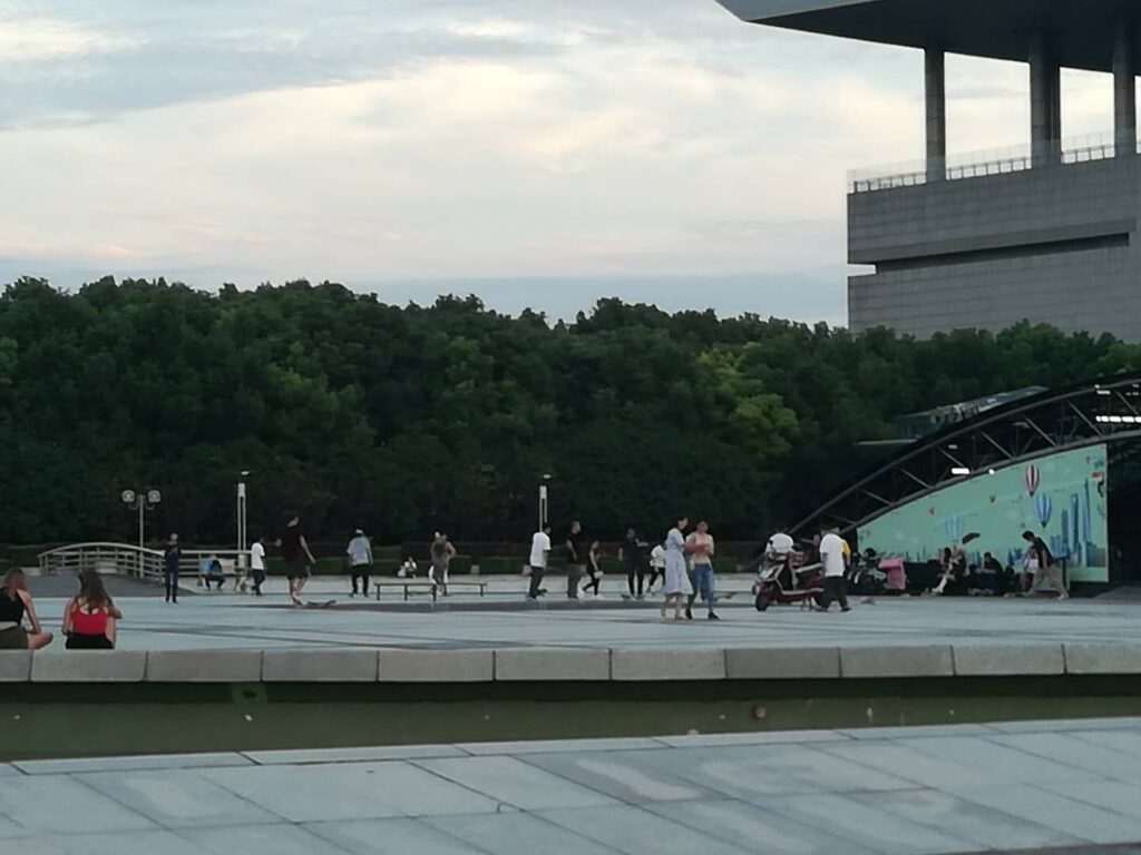 上海科技館駅上広場