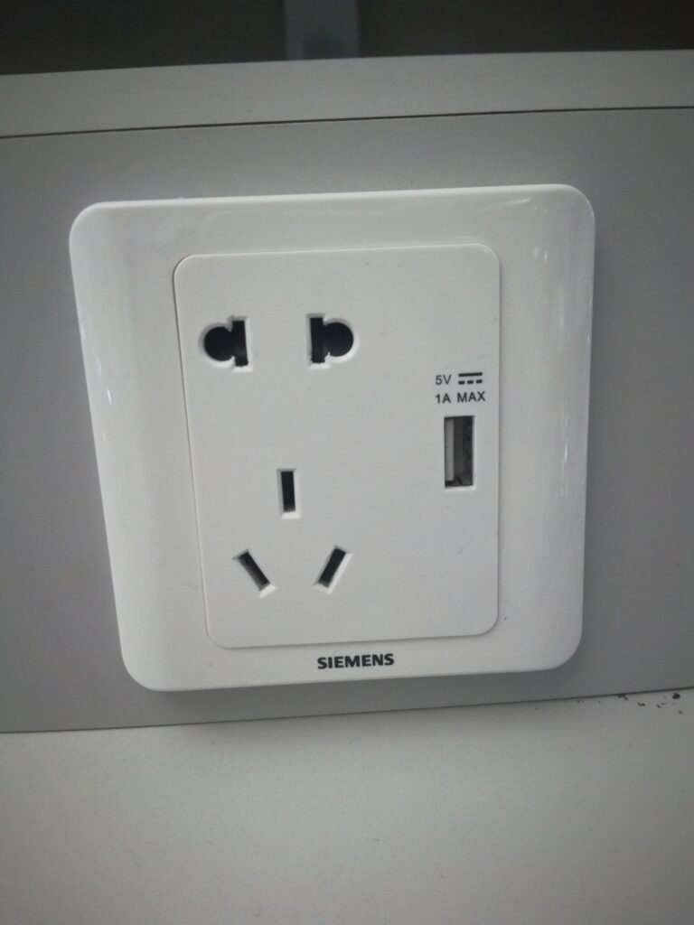 上海虹橋空港の電源とUSB給電口