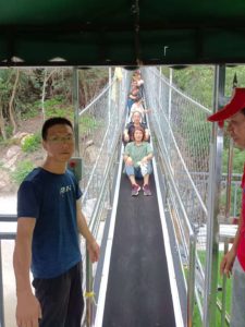 梁皇山の人間コンベアー