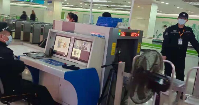 上海地下鉄駅の安全検査の様子
