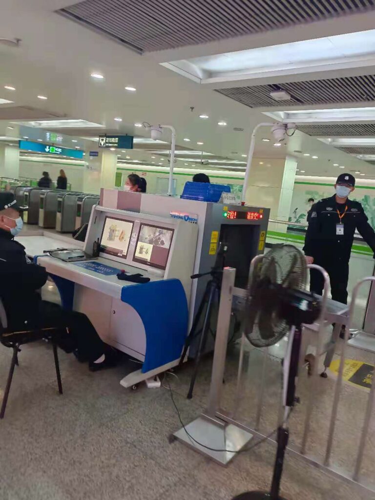 上海地下鉄駅の安全検査の様子