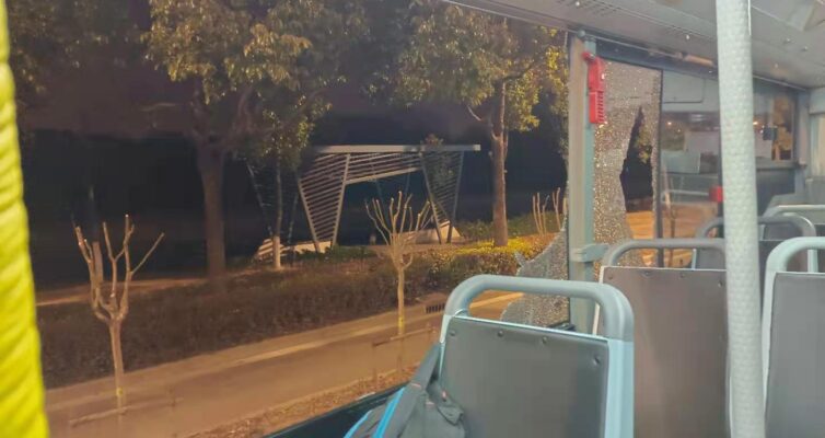 割れたバスのガラス窓