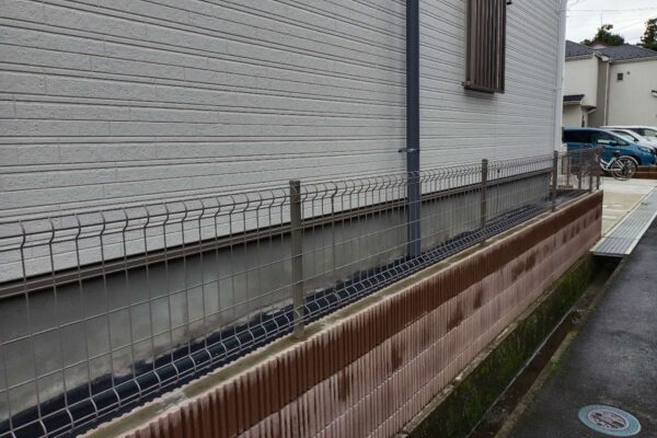 低いフェンスの住宅